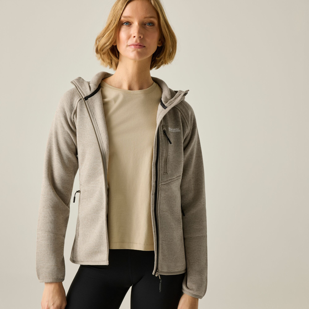szczegóły REGATTA Newhill Hood beżowa damska bluza outdoorowa, wygodna i ciepła