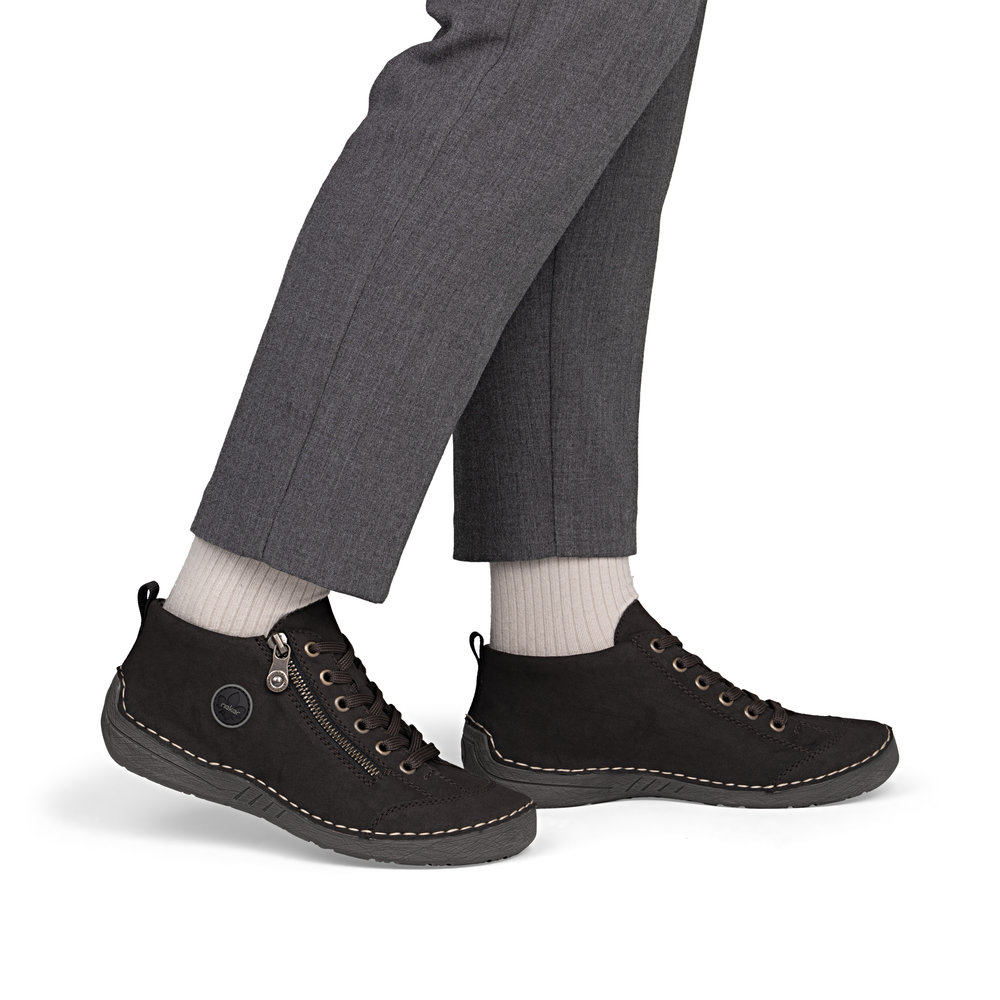 szczegóły RIEKER 52514-26 brązowe damskie botki, wygodna podeszwa Antistress