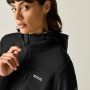podgląd REGATTA Ossek czarna damska lekka kurtka softshell z kapturem, całoroczna, WR